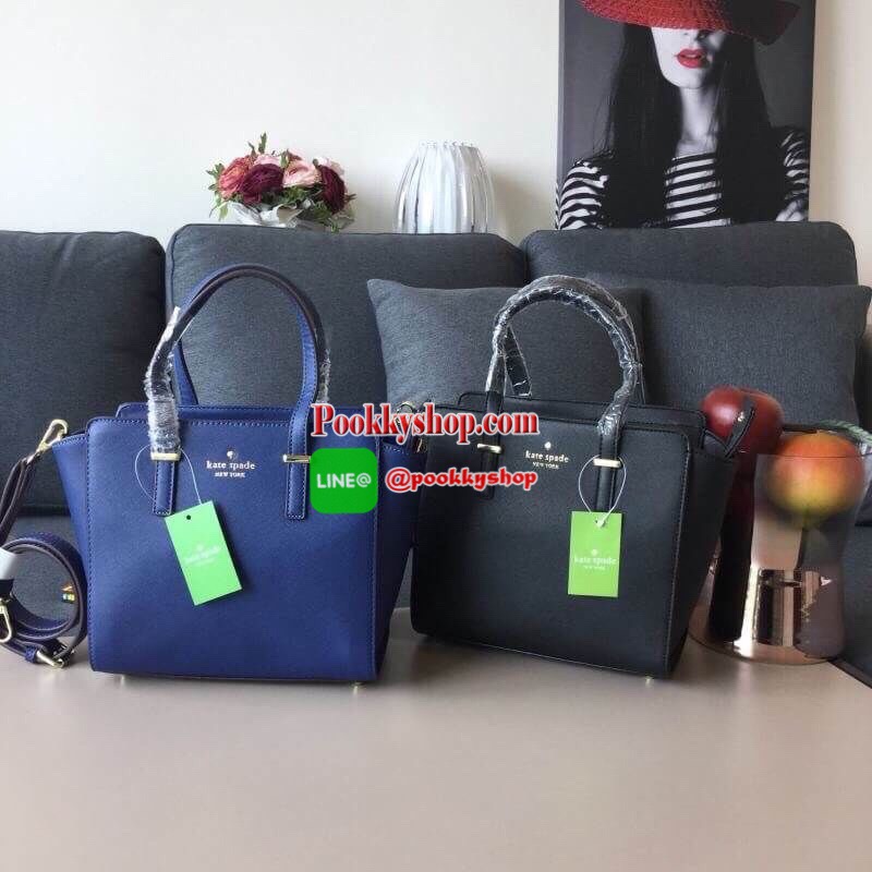 KATE SPADE NEW YORK CEDAR STREET HAYDEN BAG กระเป๋าถือหรือสะพายหนัง Saffiano สวยหรูอยู่ทรงสไตล์ PRADA ด้านหน้าประดับโลโก้แบรนด์สีทองสวยหรู ภายในโล่งกว้าง มีช่องซิปและช่องเล็กสำหรับใส่ของ จะใส่ ipad mini กระเป๋าสตางค์ใบยาวได้หมดค่ะ มีหมุดรองฐานกันรอย 4 มุม
