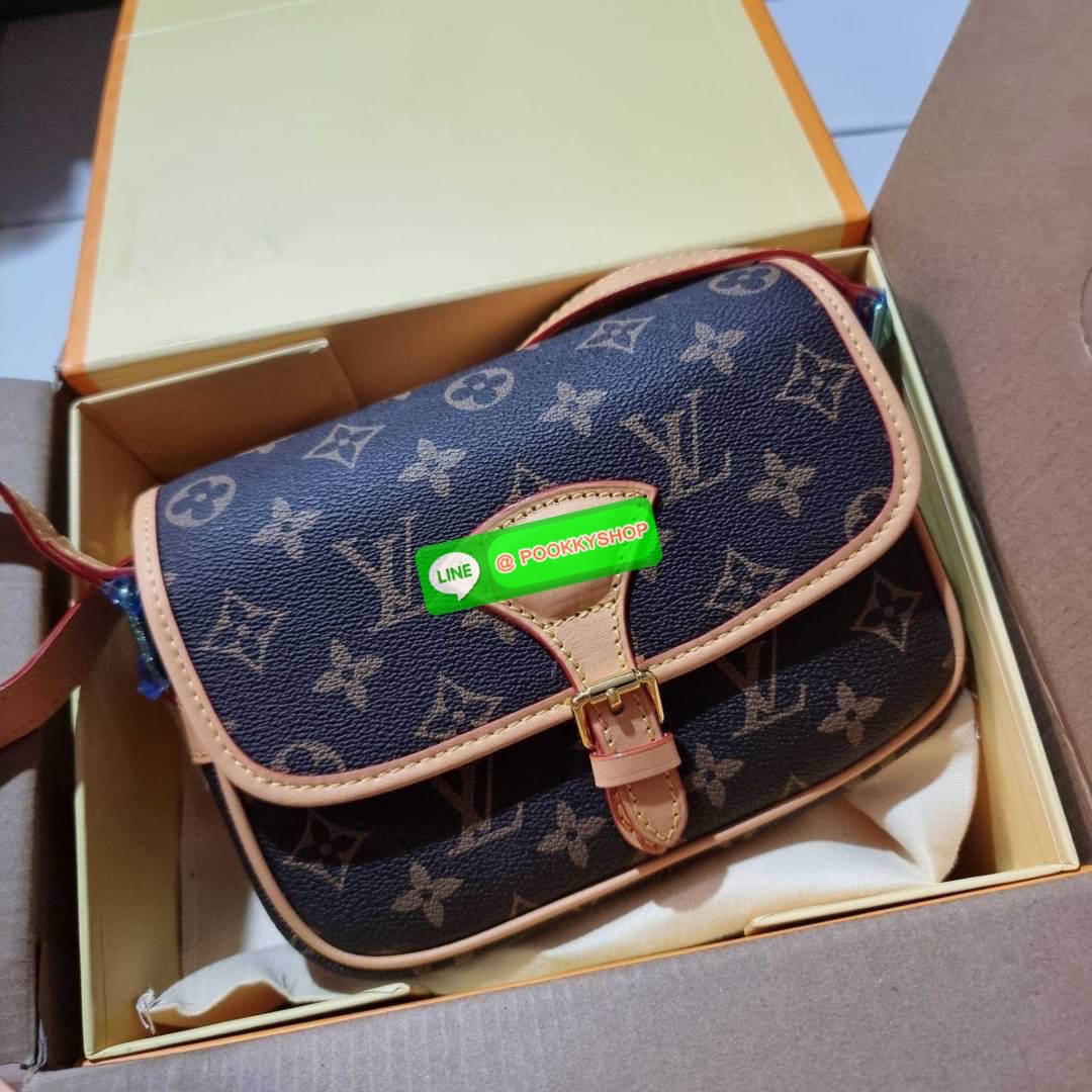 Rare item!! LV sologne crossbody bag ที่สุดของรุ่นหายากที่จัดเต็มให้แบบฟูลเซ็ท กระเป๋าสะพายราคาสุดคุ้มจากเคาน์เตอร์ dutyfree ที่ดีไซน์ออกมาน่ารักน่าใช้ ขนาดกำลังสวยมาก วัสดุหนังแคนวาส เปิด-ปิดด้วยกระดุมแม่เหล็ก ภายในโล่ง มีช่องซิปแยกให้ ใส่ของสำคัญได้สบาย