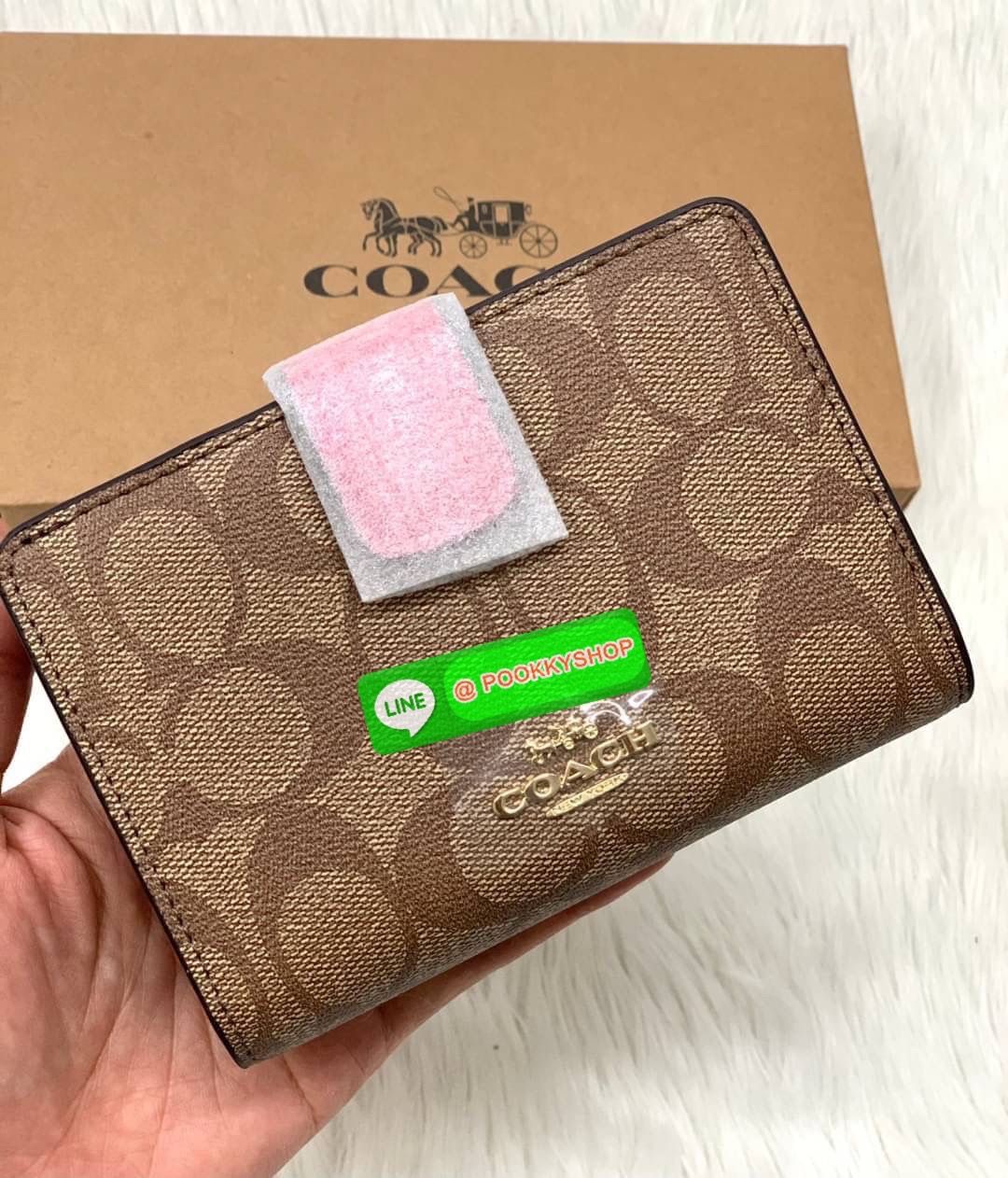 COACH MEDIUM CORNER ZIP WALLET IN SIGNATURE CANVAS ((53562)) 💋กลับมาอีกครั้งค่ะ! กระเป๋าเงินใบกลางหนัง pvc canvas สวยงามค่ะ เปิดปิดช่องหลักด้วยกระดุมภายในมีช่องเสียบบัตรได้ถึง10ช่อง ช่องใส่ธนบัตรหนึ่งช่อง; และช่องซิปสำหรับใส่เหรียญอีกสองช่อง แยกสั