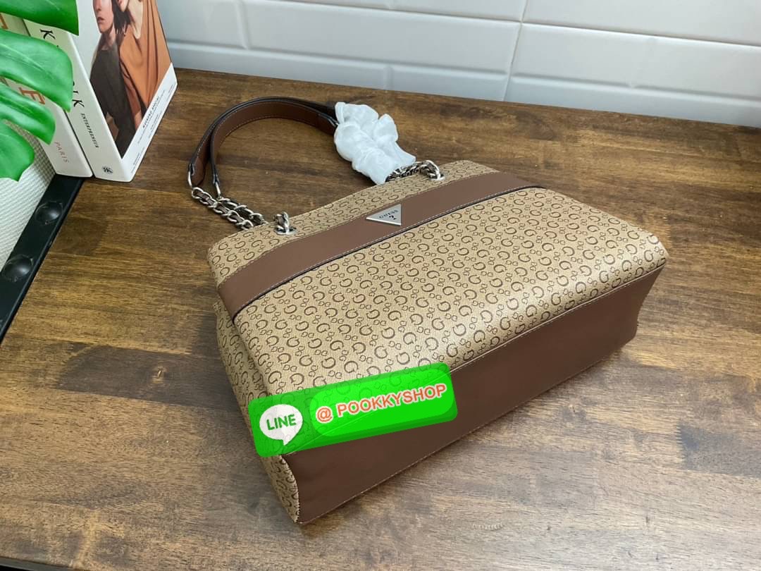 GUESS กระเป๋าสะพายผู้หญิง รุ่น SV859606 VIOLET SATCHEL กระเป๋าถือหรือสะพายสินค้านำเข้าจาก GUESS FACTORY รุ่นยอดนิยม ลายโลโก้ รอบใบ หนัง faux-saffiano หนังคุณภาพดี ตั้งอยู่ทรง สายโซ่ทองต่อหนังสะพายไม่เจ็บไหล่ โลโก้แบรนด์ สวยโดดเด่นที่กระเป๋าด้านหน้า เปิดปิ