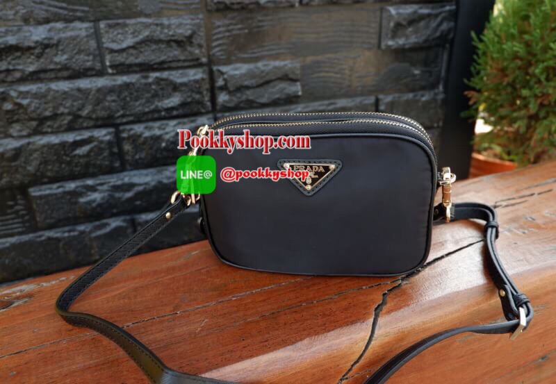 Best Seller อีกหนึ่งรุ่นค่ะ กระเป๋าอเนกประสงค์ จากแบรนด์ PRADA *พรีเมียมกิ๊ฟ** เป็นทรงสี่เหลี่ยม กระเป๋าเป็นผ้าไนล่อน ตามแบบฉบับของแบรนด์เลย ใบนี้มีสายยาว ปรับได้ 3 ระดับ สามารถสะพายเป็น shoulder bag ได้เลย ขนาดกำลังดีค่ะ มี2ซิป 2 ช่อง แยกใส่ของจุกจิ๊กได้