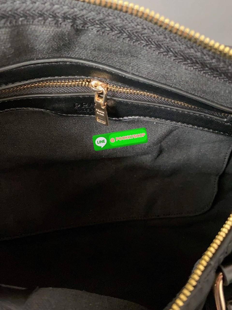 ต้อนรับปีกระต่าย ด้วยกระเป๋าทรงหมอน ยอดฮิต จากงานพรีเมี่ยมกิ้ฟจากแบรนด์ PRADA อะไหล่ทองทั้งใบ มีแท้กหนังด้านหน้าสวยหรู ด้านในเปิดปิดด้วยซิปยาว มีช่องซิปแยกอีกช่อง ใส่กระเป๋าวตางค์ยาว ไอแพดมินิได้เหลือๆเลยค่ะ มาพร้อมสายยาวหนัง แถมมีที่รองบ่าไม่เจ็บไหล่ สุด