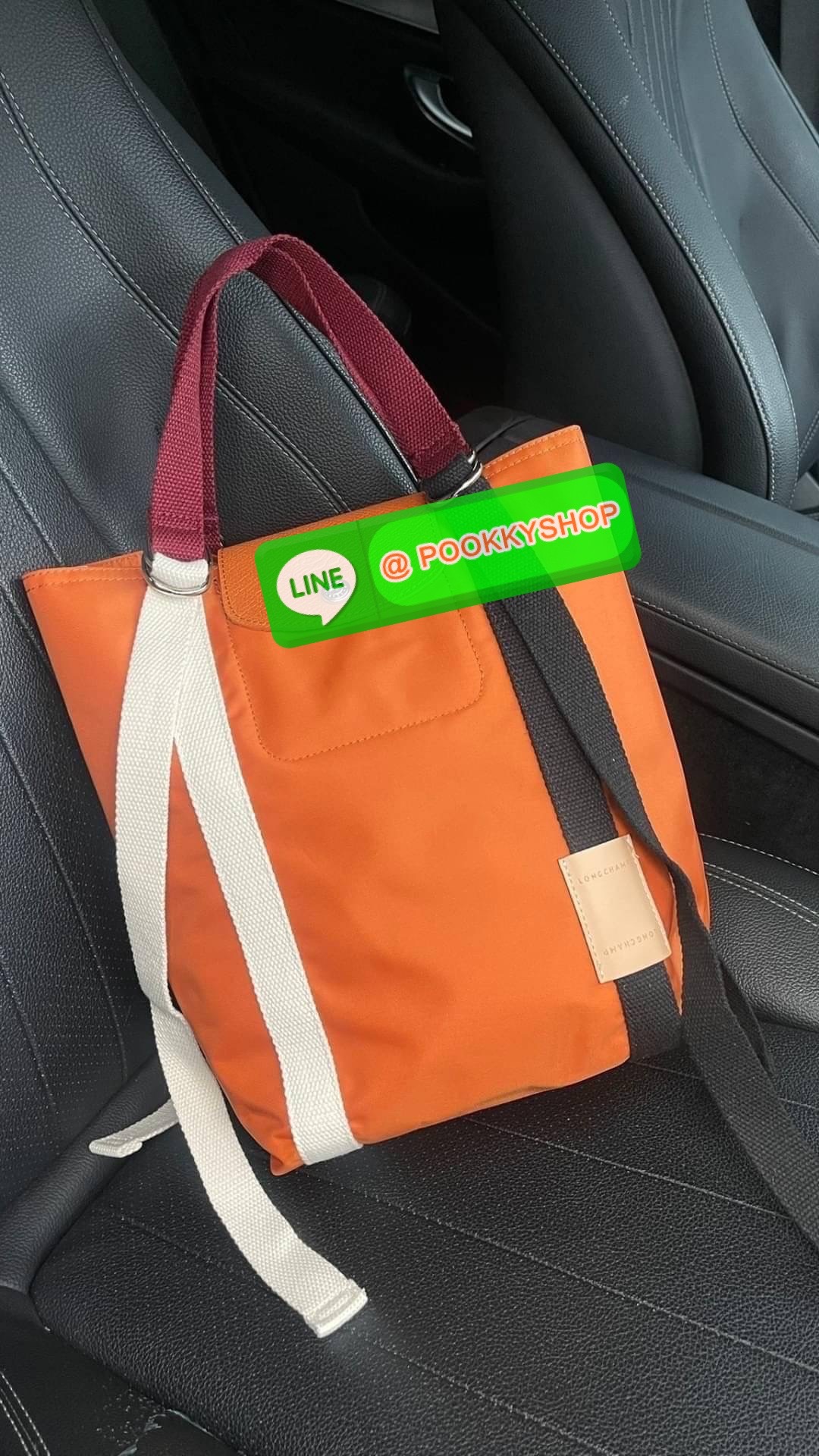 💕LONGCHAMP LE PLIAGE RE-PLAY Tote bag S เป็นอีกรุ่นที่น่าสนใจในการออกแบบ กระเป๋าโท้ทแนวตั้งที่กว้างขวางมีน้ำหนักเบา ใช้งานได้จริง ปิดด้วยกระดุมแป๊กและสามารถถือด้วยมือ สะพายไหล่ และสะพายข้างลำตัว Le Pliage Re-Play เวอร์ชันใหม่นี้ยังคงเติมชีวิตชีวา