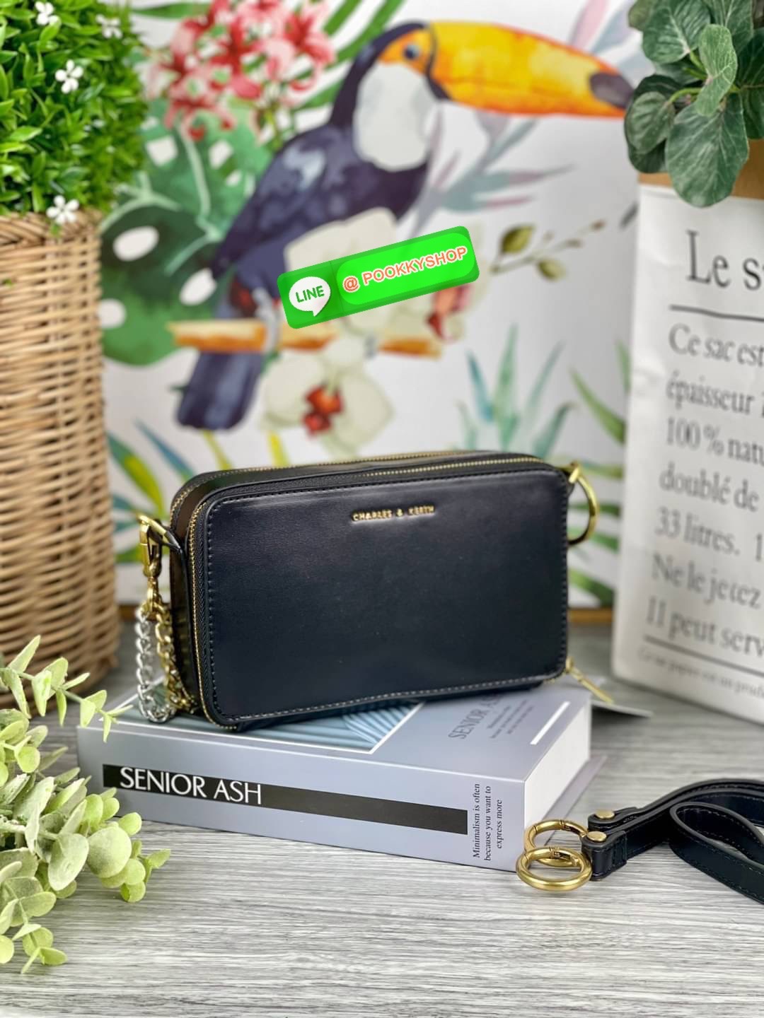 Charles & Keith Tweed Boxy Crossbody Bag กระเป๋าดีไซน์ทรงกล่องแต่ลายผ้าทวิต(สีชมพู,ดำ) ใส่ iPhone 12 Pro Max ได้ ใช้เป็นกระเป๋าเงินและกระเป๋าสะพายในใบเดียว รุ่นนี้วางอยู่ทรง สามารถใช้งานได้ 3 แบบ 1.สายโซ่ 2.สายหนัง 3.สายโซ่ต่อสายหนังสะพายแบบครอสบอดี้ สีสว