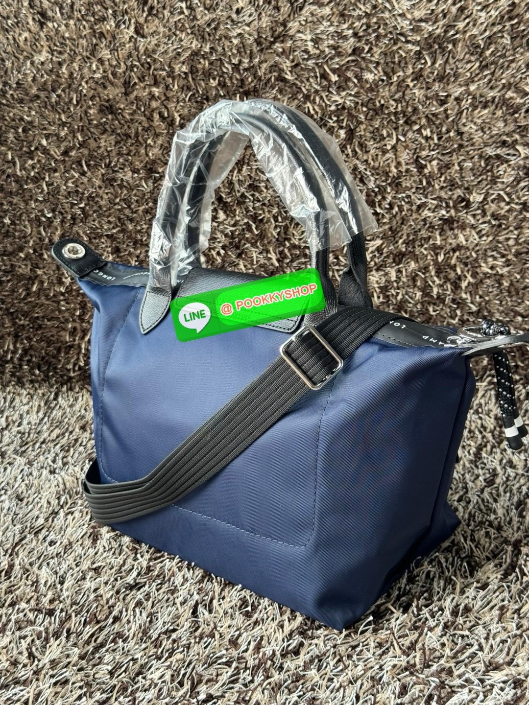 Longchamp LE PLIAGE ENERGY S HANDBAG LE PLIAGE รีไซเคิล ECONYLสไตล์สปอร์ต ทันสมัย และใช้งานได้จริง น้ําหนักเบา กระเป๋าใบนี้เป็นเครื่องประดับที่มีเสน่ห์ในอุดมคติที่จะติดตามคุณในทุกกิจกรรมยามเย็นของคุณ มาพร้อมกับสายสะพายไหล่ปรับได้ สามารถพกพาได้ ทั้งแบบถือแ