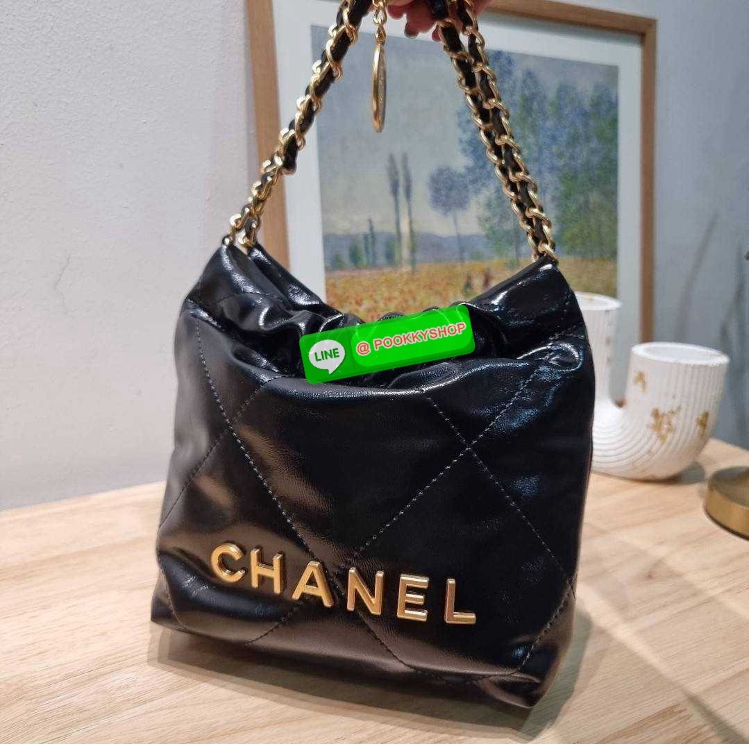 Chanel 22 mini bag 🔆 Details เกินต้านที่สุดกับไอเท็มนี้ ที่สาวๆหรือใครๆก็ต้องมีแล้ว!! มาในไซส์มินิ น่ารักจริงจัง!! แค่เห็นก็หลงรัก กับกระเป๋าสะพาย ดีไซน์เรียบแต่มีความหรูแอบซ่อนอยู่ ด้วยความโดดเด่นจากสายสะพายโซ่สีทอง และเหรียญโลโก้ เพิ่มความแพงไปอ