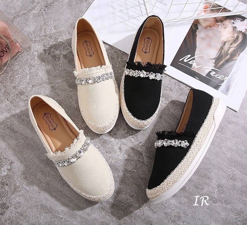 แบบขายดี!!! พร้อมส่ง สำหรับสาวที่กำลังมองหารองเท้าไอเทมสวยๆ ดีไซน์เก๋ๆ ร้านขอแนะนำคู่นี้เลยค้า ผ้าใบแคนวาสแต่งอะไหล่เพชรคาด พื้นนิ่ม เสริมยกพื้นหนา 1 นิ้ว ส้นยางกันลื่น งานดีพรีเมี่ยม ใส่สวยวิบวับ แนะนำเลยคร้า