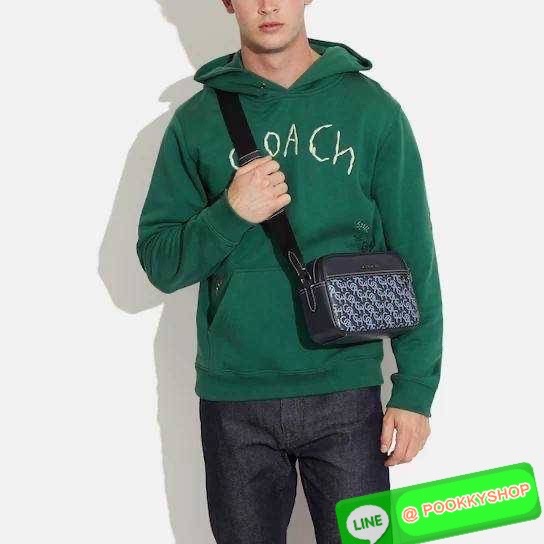 COACH CF484 GRAHAM CROSSBODY WITH COACH MONOGRAM PRINT 🔆 Details ใหม่ล่าสุด กับดีไซน์โฉมใหม่ ที่เปลี่ยนลุคไปเลย กระเป๋าครอสบอดี้ทรงยอดฮิตสุดคลาสสิค ใช้งานง่ายและสะดวก ด้านหลังมีช่องย่อย เปิด-ปิดด้วยซิปหลัก 2 ช่อง แบ่งสัดส่วน ภายในเป็นช่องโล่ง ใส่ข