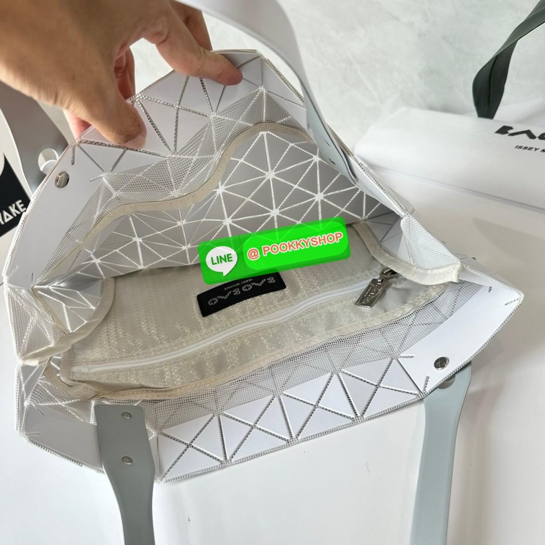 BAO BAO PRISM PLUS Handbag (Large) 🔖กระเป๋าถือจากแบรนด์ BAO BAO ISSEY MIYAKE ดีไซน์คลาสสิกทรงสี่เหลี่ยม มาพร้อมลวดลายสามเหลี่ยมที่มีมิติ 🔖วัสดุ: โพลีเอสเตอร์ ผสมหนัง 🔖 ปากกระเป๋าเปิด ซับในเป็นไนลอน มีช่องกระเป๋าด้านในและหูหิ้วกระเป