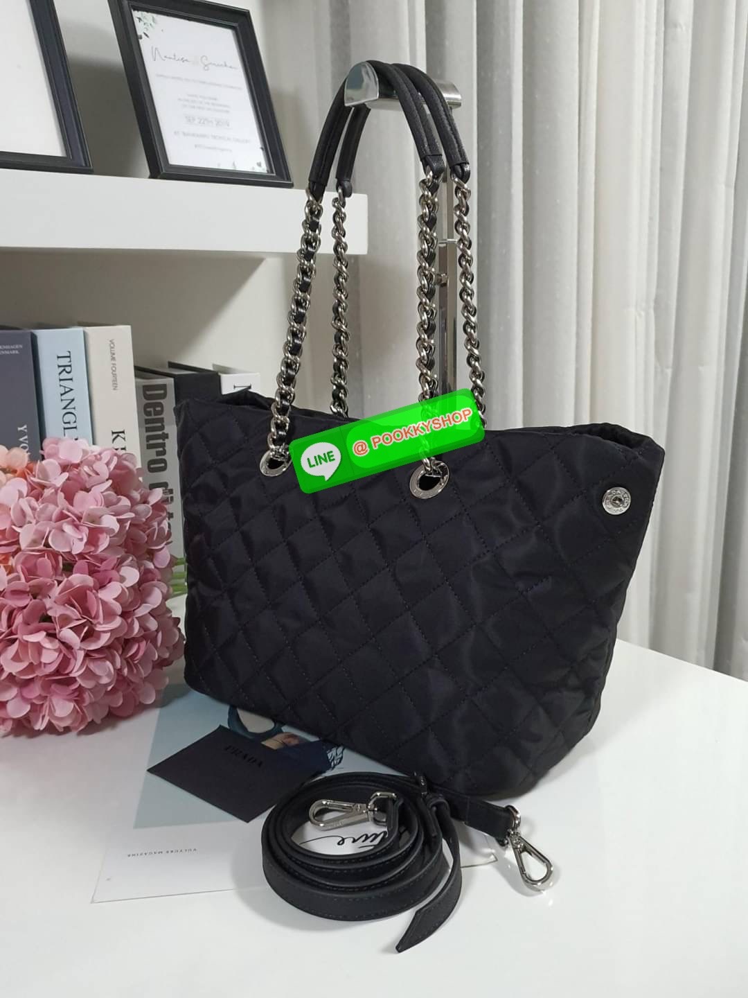 พร้อมส่งค่า New Arrival มาใหม่จากแบรนด์ Prada วัสดุทำจากผ้า Nylon ตามแบบฉบับของแบรนด์ รอบนี้มากับ ทรงHand bag มาพร้อมสายสะพายยาวCrossbody ปรับปากกระเป๋าได้สองแบบ ด้วยกระดุมข้าง คุ้มมากคะ เปิดปิดด้วยกระดุม ภายในบุผ้าลายแบรนด์ มีช่องซิปใส่ของแยก2ช่อง จุของไ