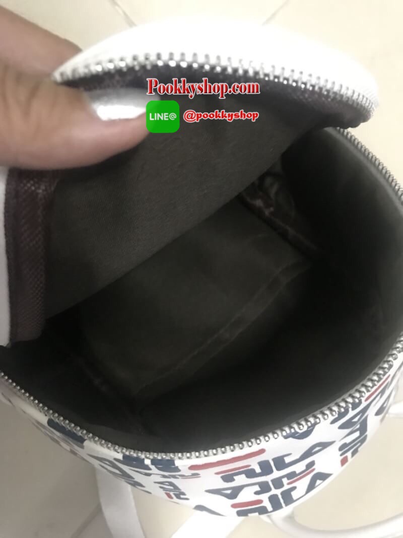 ส่งฟรีemsค่ะ FILA MiNI BACKPACK 2018 แบรนด์ที่กำลังมาแรงที่สุดในเกาหลีและไทยด้วยวัสดุหนังนิ่มคุณภาพดีตามแบบฉบับของแบรนด์ ขนาดกำลังดี น้ำหนักเบา ด้านหน้ามีโล้โก้และช่องซิป เปิดปิดด้วยซิปสะดวกใช้ ภายในมีช่องใส่ของ หูจับถนัดมือ สายสะพายปรับได้ freesize สามาร
