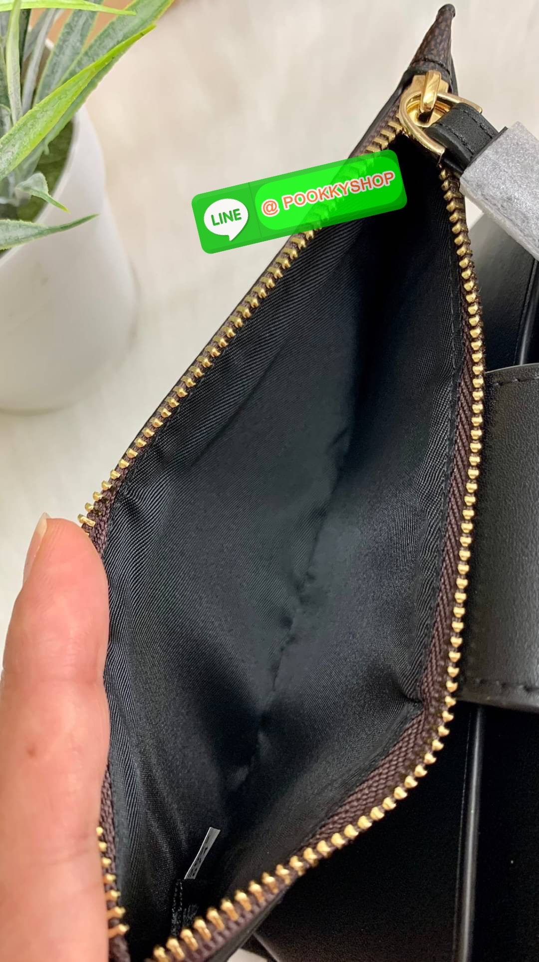 COACH TECH WALLET IN COLORBLOCK SIGNATURE ((C2874)) ✔️กระเป๋าเงินใบยาว หนังแท้ พร้อมสายคล้องมือในตัวค่ะ ✔️เปิดปิดด้านหน้าแบบฝากระดุม ภายในมีช่องใส่ธนบัตร2ช่อง ;สามารถใส่มือถือ iphone 10 xs max ได้เลยค่ะ ✔️มีช่องเสียบธนบัตร7ช่อง;พร้อมช