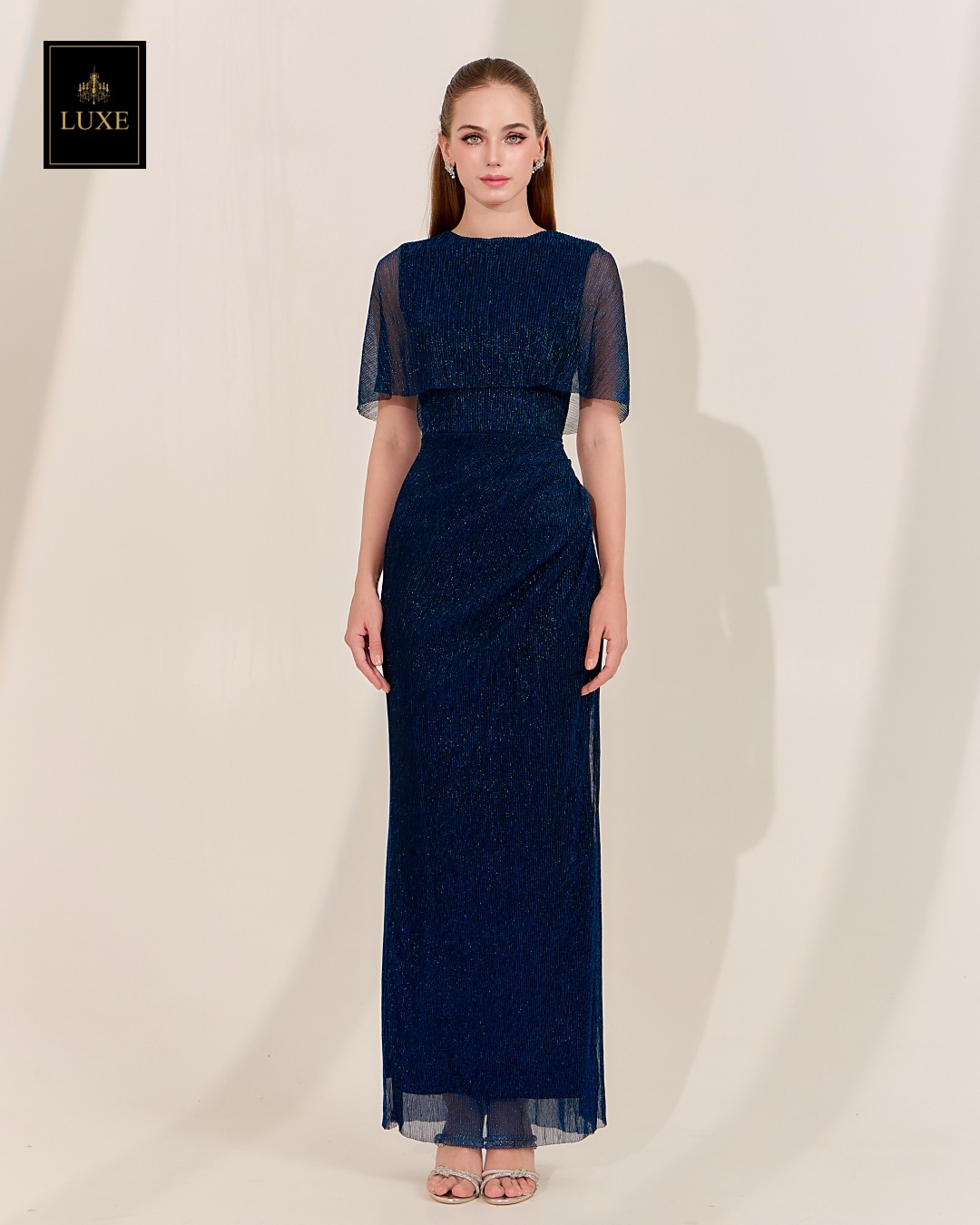 เดรสแฟชั่น เดรสเสื้อคอกลมแขนกุด ดีเทลเป็นเสื้อคลุมไหล่ในตัว กระโปรงทรงสอบจับเดรป