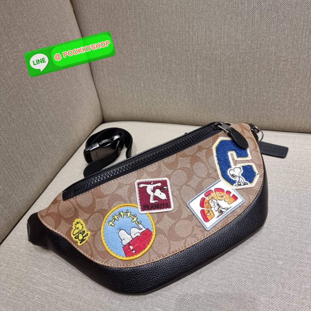 COACH C4028 COACH x PEANUTS WARREN BELT BAG IN SIGNATURE CANVAS WITH VARSITY PATCHES กระเป๋าคาดอกไซส์ใหญ่ คอลเลคชั่นยอดฮิต!! เป็นรุ่นสุดยอดของความคลาสสิค ขนาดสะพายกำลังเท่ คูลๆ ใช้งานง่าย ได้ทั้งหนุ่มๆและสาวๆ วัสดุหนังแคนวาสเคลือบลายสลับหนัง pepble น่าใช้