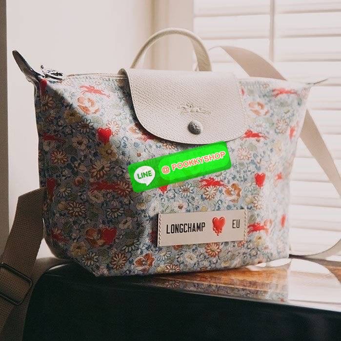 New Arrival Longchamp X Eu Backpack กระเป๋าเป้สะพายหลังลายดอกๆไม้ วัสดุผ้าฝ้าย อะไหล่สีดำ กระเป๋าเป้แบบลำลองสำหรับสตรีซึ่งนำรูปทรงอันเป็นเอกลักษณ์ของ Le Pliage มาปรับใช้กับทุกสถานการณ์ อุปกรณ์เสริมที่ใช้งานได้จริงนี้มีสายรัดปรับระดับได้และที่จับช่วยให้ สะ
