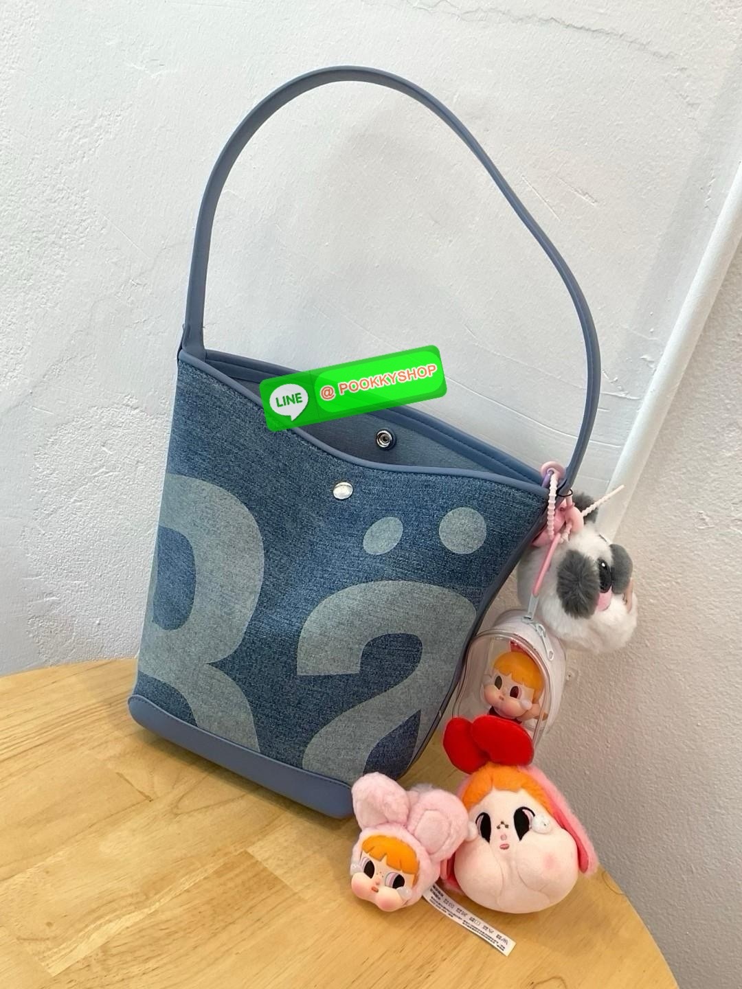 เข้าแล้วค่ะ! กับ Rally movement กระเป๋าทรงถังยอดฮิตที่สุดในปี 2024 ยอดจองคือถล่มโซเชียล จัดให้ในราคาน่ารัก ด้านในกว้างขวาง แข็งแรง สามารถใส่ไอแพด ใส่สมุดได้ #รุ่นนี้ทุกคนต้องมีจริงๆ ตัวกระเป๋างานเนี้ยบเป๊ะ มาพร้อมป้ายห้อยครบ สุดปัง พร้อมส่งวันนี้แล้ว2สี จ