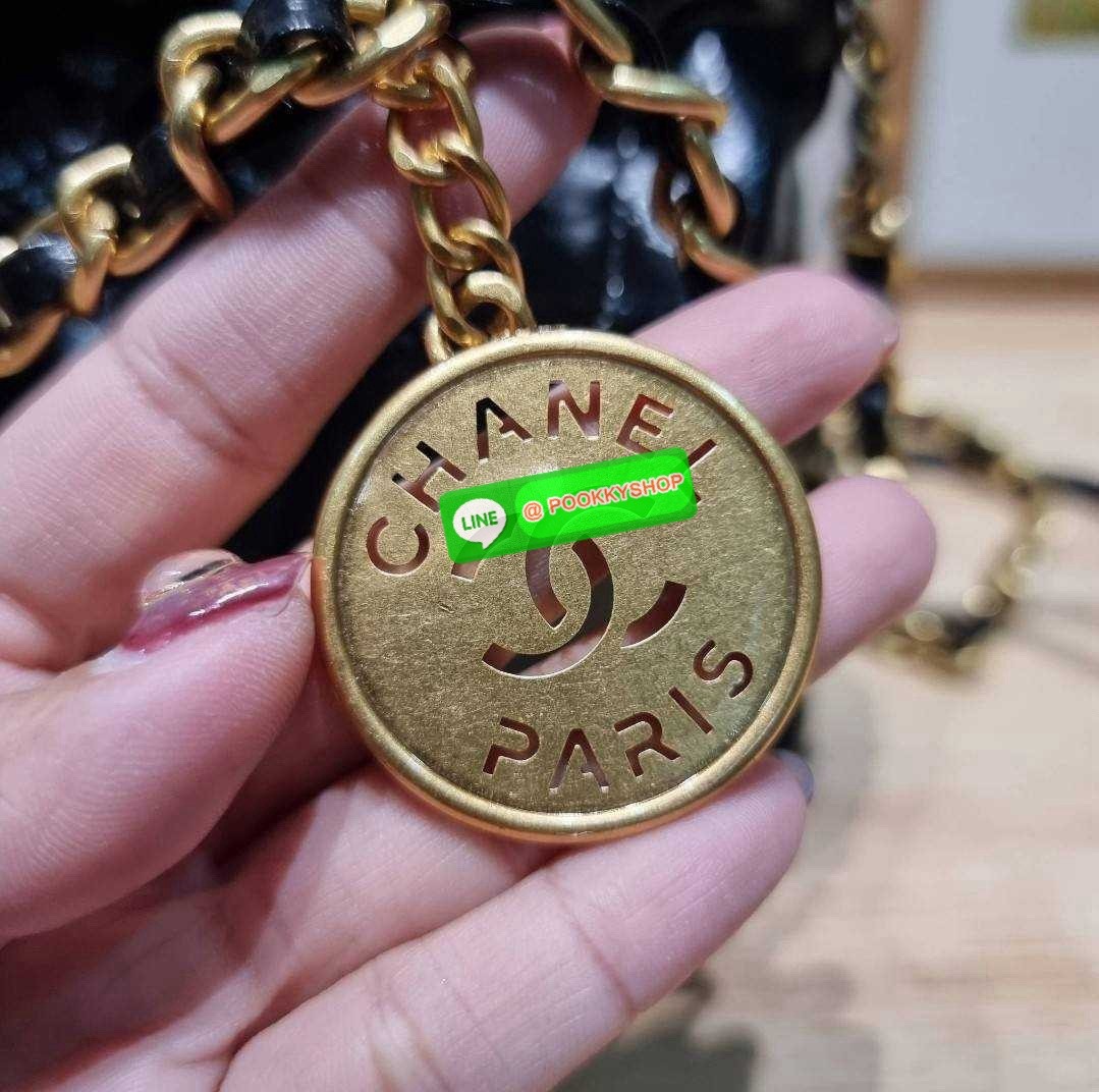 Chanel 22 mini bag 🔆 Details เกินต้านที่สุดกับไอเท็มนี้ ที่สาวๆหรือใครๆก็ต้องมีแล้ว!! มาในไซส์มินิ น่ารักจริงจัง!! แค่เห็นก็หลงรัก กับกระเป๋าสะพาย ดีไซน์เรียบแต่มีความหรูแอบซ่อนอยู่ ด้วยความโดดเด่นจากสายสะพายโซ่สีทอง และเหรียญโลโก้ เพิ่มความแพงไปอ