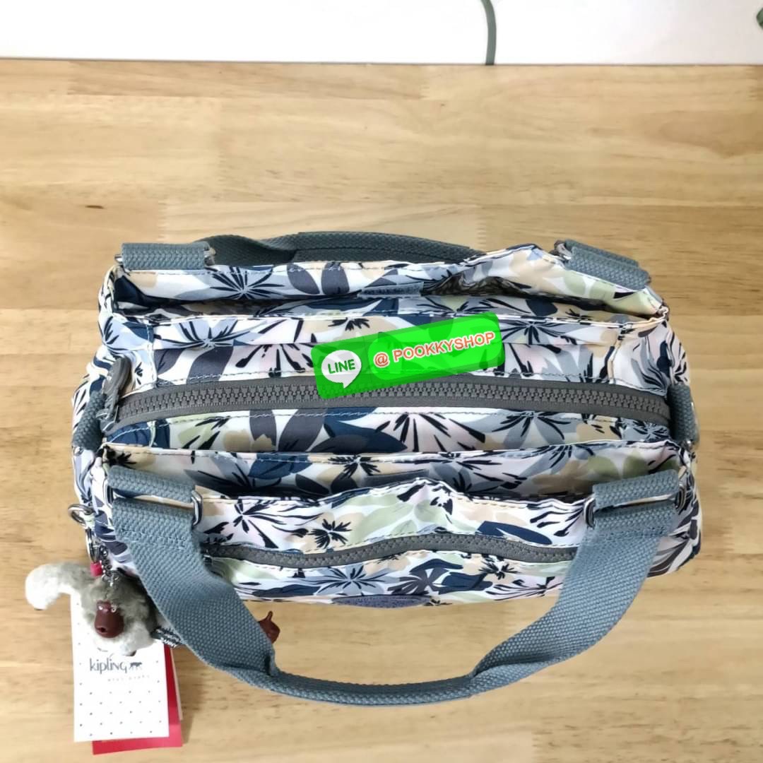 KIPLING ELISE HANDBAG กระเป๋าถือและสะพายไหล่ วัสดุ Nylon +Polyester ขนาดกำลังพอดี จุของได้มาก มีหูจับสองสาย ถือสะดวก น้ำหนักเบา มีช่องซิป ด้านหน้า ช่อง กระเป๋าหลักเปิด-ปิดด้วยซิป มี3 ช่องว่างใส่ของได้จุมากๆ ใส่มือถือได้ กระเป๋าสตางค์ใบยาว และ เครื่องสำอาง