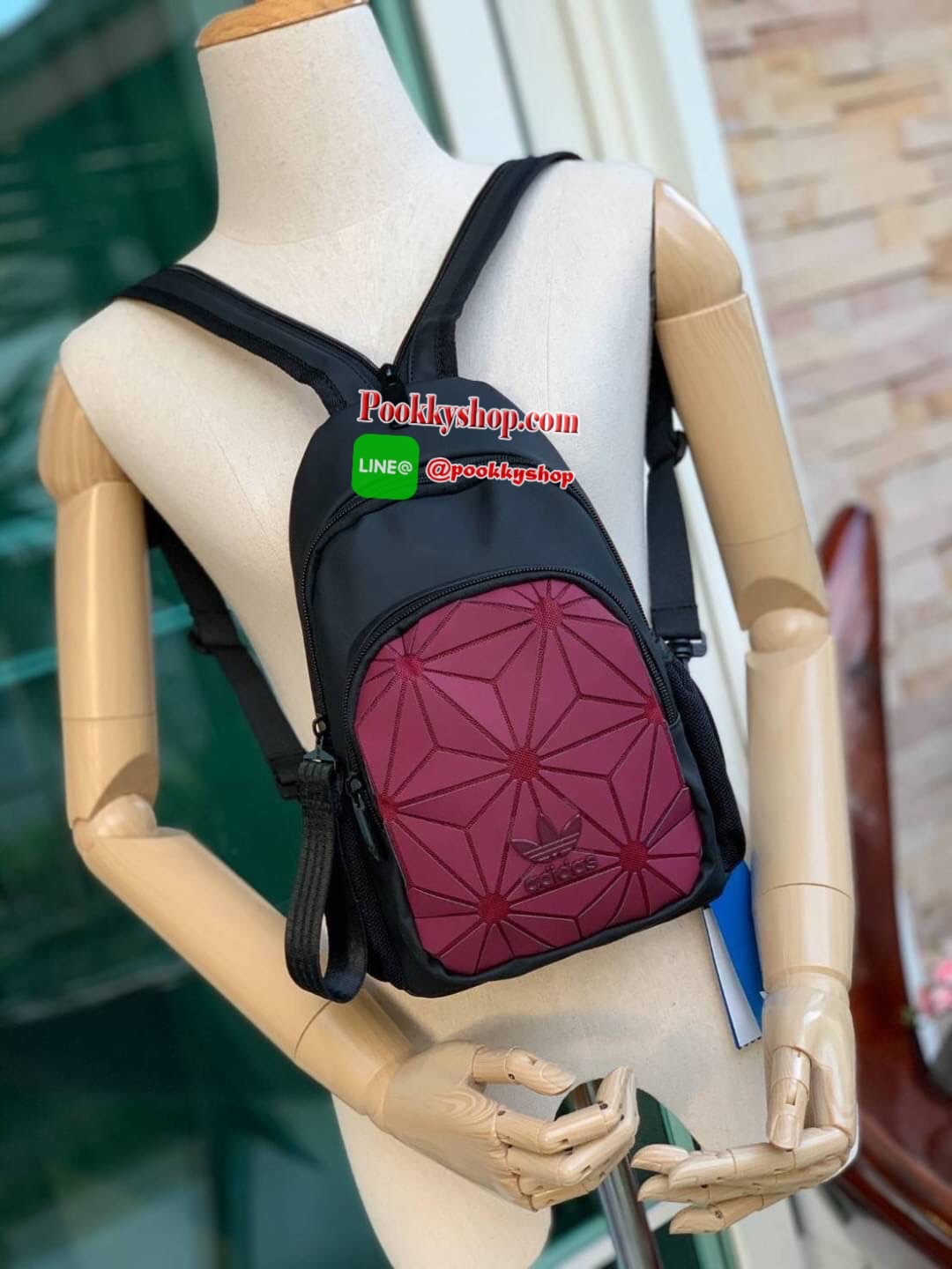 Adidas 3D Expect Originals Bag กระเป๋าสะพายคาดอก ขนาดกลาง ด้านหน้าแต่งดีเทลแบบ3D ในมีช่องแยกใส่มินิไอแพค หรือกระเป๋าสตางค์ทรงยาว มีสายสะพายที่ทันสมัยเป็นสายซิป เพราะนอกจากจะเป็นเป้สะพายแล้ว ยังสามารถนำมาสะพายไหล่ได้ มาในแบบลุคช์สไตล์ลำลองเพื่อให้คุณใช้งาน