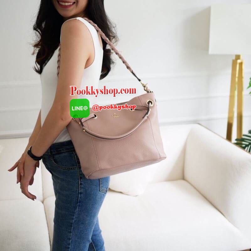 รุ่น Andrea city bag เปิดตัวรุ่นใหม่พร้อมอะไหล่สามแถว สั่งทำพิเศษจากโรงงานเดียวกับแบรนด์ดังระดับโลกเลยค่ะ สุดหรูไม่ลอก มาในทรงสุดสวยเปิดตัวใหม่✔️ มีสายสะพายสองเส้น เส้นแรกคือสายเปีย สะพายแล้วดูน่ารักสุดๆ หรือจะใช้สายสะพายยาวก็คล่องตัว ปากกระเป๋ามีซ