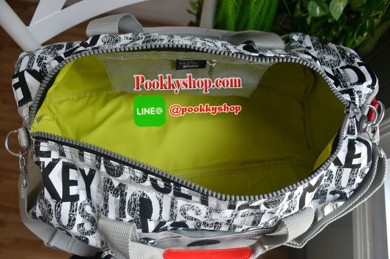 Kipling Disney's 90 Years Of Mickey Mouse Duffel Bag (TAGALONG) กระเป๋าถือใบใหญ่ ด้านหน้าและด้านข้างมีช่องซิปใส่ของจุกจิก เปิดปิดด้วยซิปเดียวด้านบน ใบใหญ่ ใส่เสื้อผ้าออกทริป เล่นกีฬาได้หลายชุด มาพร้อมสายสะพาย ใบเดียวทั้งเที่ยว ทั้งเล่นกีฬา ห้ามพลาดนะ