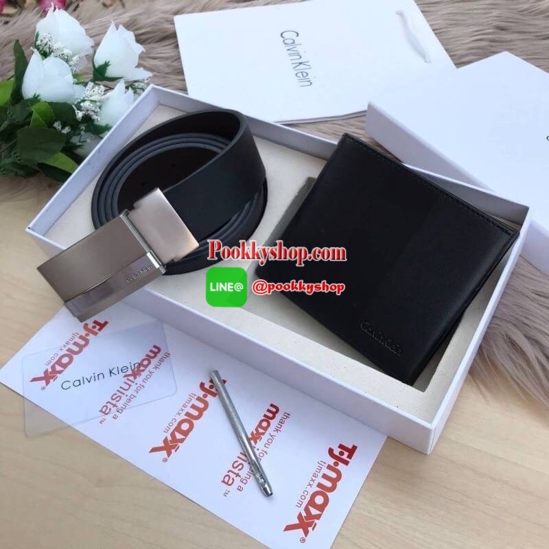 Calvin Klein Leather Belt & Wallet Set Setกระเป๋าสตางค์+เข็มขัด กระเป๋าสตางค์ด้านหน้าตกแต่งด้วยโลหะโลโก้แบรนด์ มีช่องใส่บัตร ช่องใส่ธนบัตร 2 ช่อง เข็มขัดหนังแท้ปั๊มแบรนด์ สามารถสลับใช้ได้ทั้ง 2 ด้าน เข็มขัดปรับระดับได้ 5 ระดับ มาพร้อมที่เจาะรูจ้า