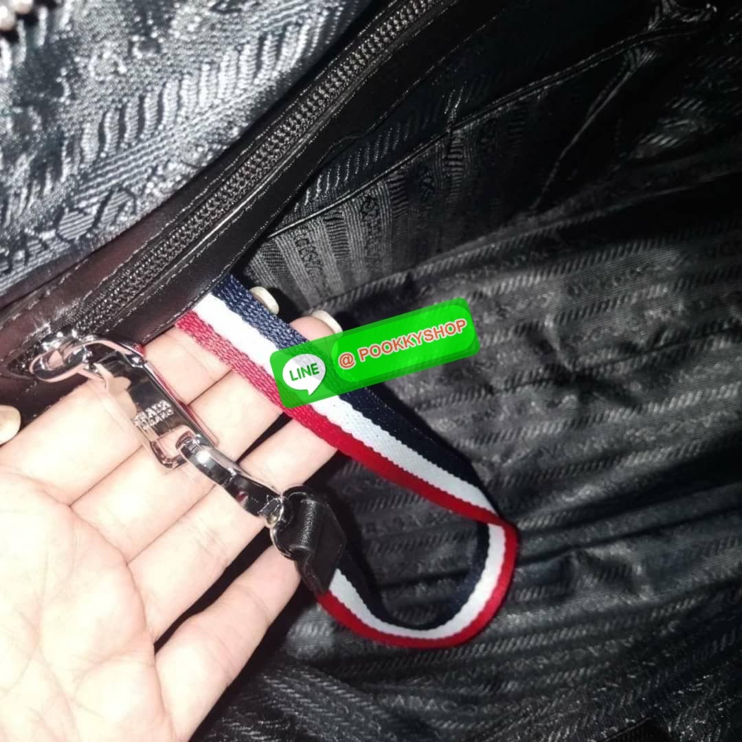 พร้อมส่งที่ไทยอีกครั้งกับ กระเป๋าใบใหญ่ กระเป๋าเดินทางแบบถือ ทรง TRAVEL BAG ใส่ของได้เยอะมาก งานพรีเมียมสมนาคุณแบรนด์ดังอย่าง PRADA ไปต่างประเทศได้สบาย ตัวกระเป๋าทำจากผ้า NYLON เคลือบอย่างดี สามารถกันน้ำได้ อะไหล่เงินทั้งใบ ด้านหน้าประดับโลโก้แบรนด์สุดหรู