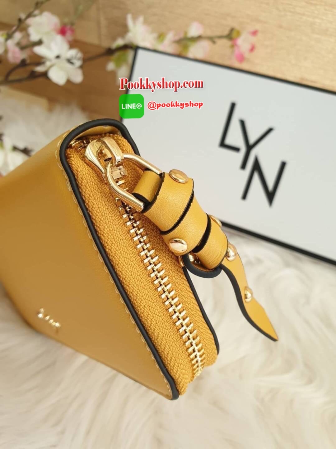 LYN long wallet ด้านหน้าติดโลโก้แบรนด์ สีสวยสดใส รุ่นนี้เรียบหรู ดูดี เปิดปิดด้วยซิบ ด้านในมีช่องใส่บัตร ช่องใส่แบงค์ และช่องกลางใส่เหรียญเป็นช่องซิป และยังมาพร้อมกับ ตัวจับซิปแต่งหมุด ดูดีมีราคาเชียว สวยเก๋ๆแบบนี้ต้องมีไว้เป็นเจ้าของนะเธอจ๋า