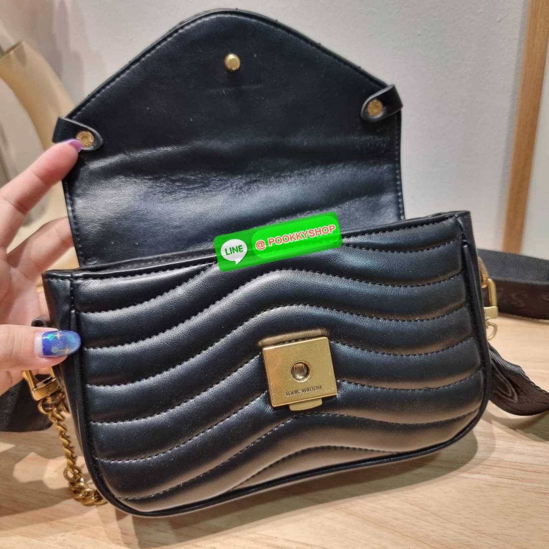 🔆 Model LV new wave pochette multi bag 🔆 Details กระเป๋าสะพายมัลติฟังก์ชั่น พรีเมี่ยมกิ๊ฟสุดหรู คุ้มจาก dutyfree มาพร้อม box set รับรองว่าดีงาม ลูกเล่นคลาสสิคผสานความวินเทจ มีสายสะพายให้ 2 เส้น และกระเป๋าใบลูก เล็กน่ารัก ภายในเป็นช่องโล่ง