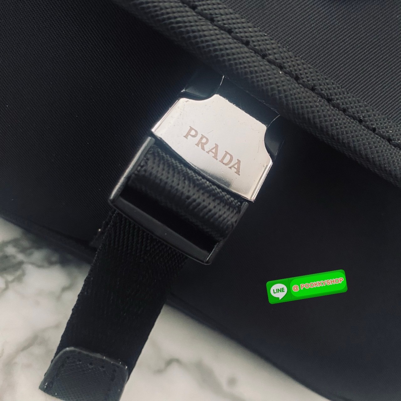 Prada Re-Nylon Messenger Bag กระเป๋าสะพายทรงแมสเซ็นเจอร์ รุ่น Unisex ใช้ได้ทั้งชายหญิง รุ่นยอดนิยมดีไซส์เรียบง่าย โทนสีดำคลาสสิกเข้าได้กับทุกลุค ขนาดกำลังดี สายสะพายยาวปรับระดับได้ สะพายไหล่หรือครอสบอดี้ก็ดูดี ดูเท่ห์ไปหมดจริงๆ ค่ะ