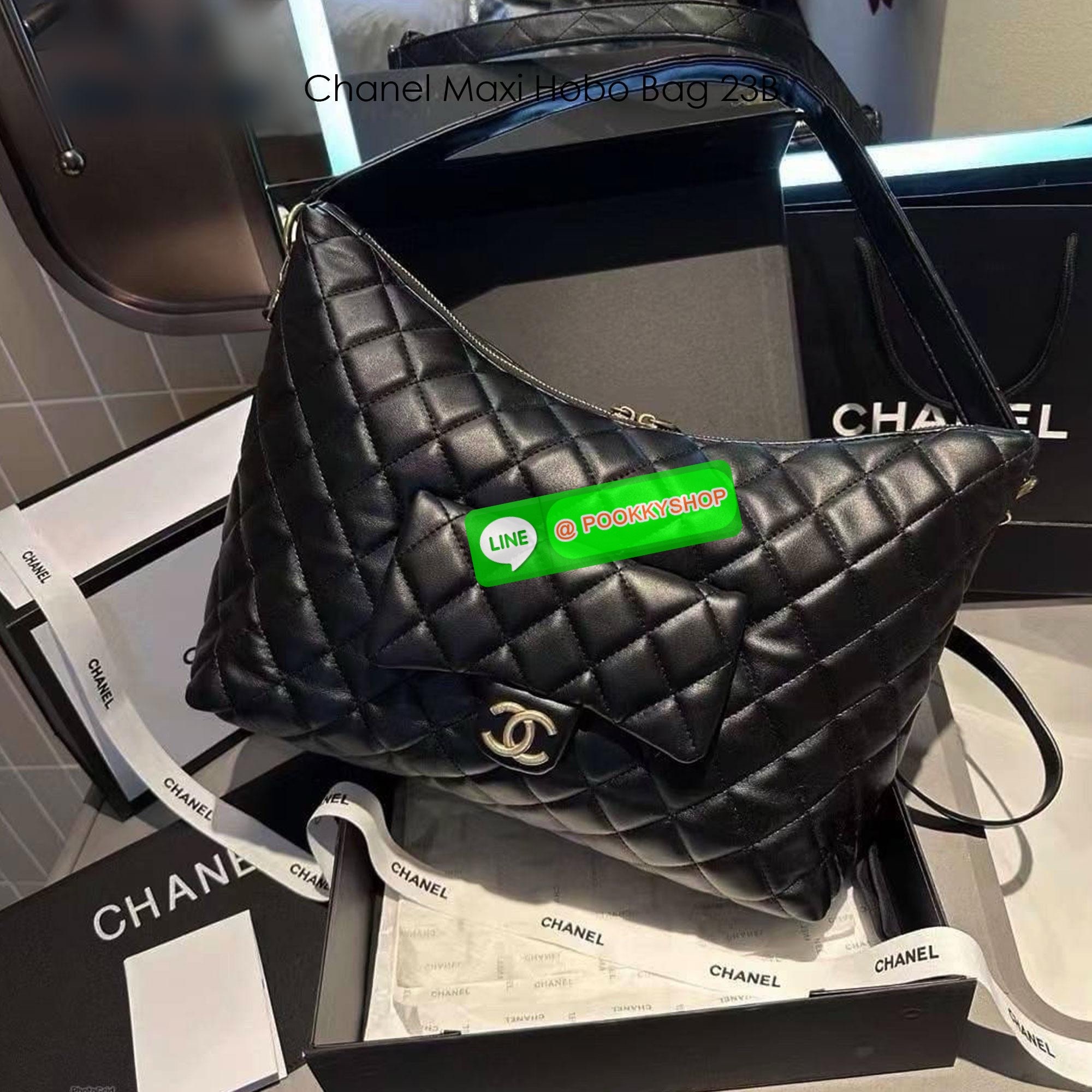 Chanel Maxi Hobo Bag 23B กระเป๋าสะพายทรงโฮโบใบใหญ่ จุของได้เยอะ ดีไซน์ใหม่ ตัวแม่ตัวมัมต้องมีแล้วนะคะ งานหนังเต็มใบสวยหรูดูแพง เรียบแต่หรู ต้องใบนี้เลยค่ะ ใช้ได้กับทุกลุค ทุกโอกาส ภายในโล่งกว้างมาก ใส่ของสำคัญได้ครบแน่นอนจ้า