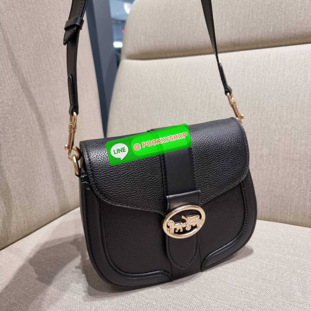 COACH C3593 GEORGIE SADDLE BAG IN COLORBLOCK SIGNATURE CANVAS WITH RIVETS ยกระดับความหรูให้กับตัวเองกันหน่อย ด้วยกระเป๋ารุ่นนี้!! ครอสบอดี้ที่ดีไซน์หรู อัพเลเวล ในราคาที่จับต้องได้ วัสดุหนังแคนวาสเคลือบสลับหนังเรียบ พิเศษไปอีกตกแต่งขอบด้วยหมุด เพิ่มดีเทลก