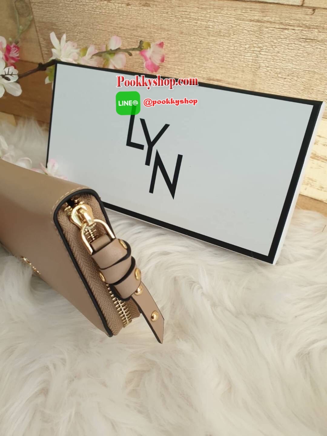 LYN long wallet ด้านหน้าติดโลโก้แบรนด์ สีสวยสดใส รุ่นนี้เรียบหรู ดูดี เปิดปิดด้วยซิบ ด้านในมีช่องใส่บัตร ช่องใส่แบงค์ และช่องกลางใส่เหรียญเป็นช่องซิป และยังมาพร้อมกับ ตัวจับซิปแต่งหมุด ดูดีมีราคาเชียว สวยเก๋ๆแบบนี้ต้องมีไว้เป็นเจ้าของนะเธอจ๋า