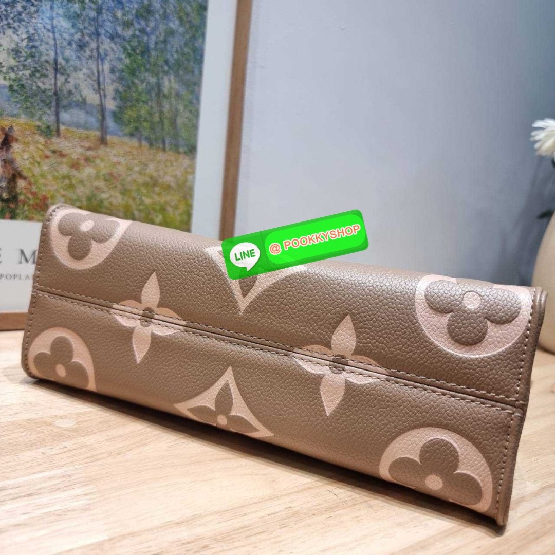 🔆 Model LV on the go east west 🔆 Details ใหม่ล่าสุด ดีไซน์กะทัดรัด กับกระเป๋าทรงโท้ทที่ใครเห็นต้องเป็นคลั่งรัก ยอดฮิต คลาสสิค ผู้ดี หรูหราได้ทุกลุค ทุกสไตล์ มาพร้อมหูจับในตัว คล้องแขน คล้องไหล่ก็ดูแพง หรือจะเกี่ยวสายครอสสะพายข้างก็อัพลุคได