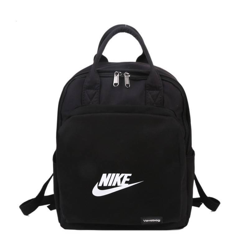 กระเป๋าสะพายหลัง Nike รุ่นนี้ขอบอกว่าชนช๊อปใช้ได้ทั้งผู้ชาย ผู้หญิง เด็ก ผู้ใหญ่ ใส่ได้จ้ะ จุของได้เยอะ น่าใช้มากๆแม่ กระเป๋ามีหลายช่อง จะถือก็ได้สะพายก็เท่ห์ มีมาให้เลือกช๊อปถึง 3 สี