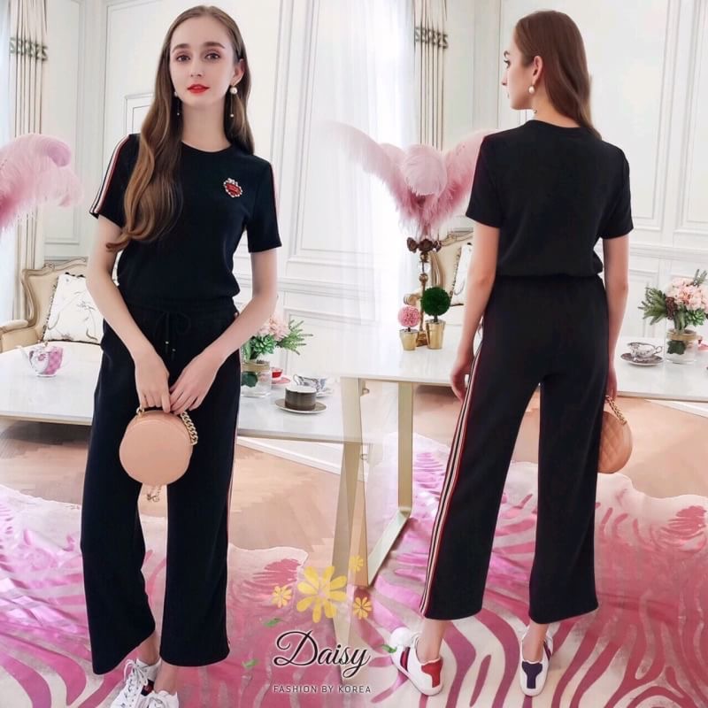 สินค้าพร้อมส่ง Daisy Premium Collection ชุดเซท เสื้อ+กางเกง เซท 2 ชิ้น ชุดผ้ายืดแบบเนื้อนิ่มใส่สบาย เสื้ออกแต่งอะไหล่เพชร แต่ขอบผ้ายืดที่แขนเสื้อและแถบที่กางเกง เอวยางยืด ผ้าเนื้อนิ่ม เปฌนคอตตอน 100%ไม่แนบตัว ไม่ใช่ผ้าเรยอนเด้งๆค่ะ ผ้าสามารถยืดได้อีกจากไซ