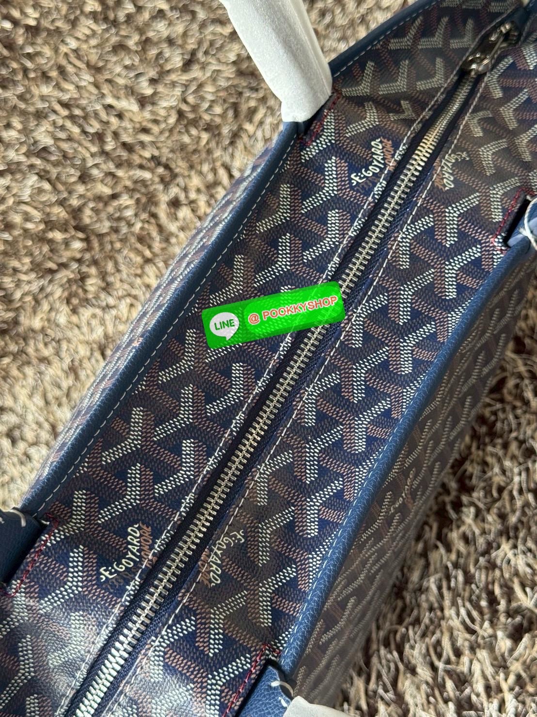 Goyard Artois MM Bag กระเป๋า Artois MM เป็นกระเป๋าที่มีซิปด้านบนเพิ่มคงามปลอดภัย ภายในพื้นที่กว้างเพื่อจัดระเบียบข้าวของของคุณ มันโดดเด่นด้วยฐานด้านล่างทั้งสองมุมเย็บต่อด้วยหนังใช้งานในแบบทางการหรือกึ่งทางการก็ได้