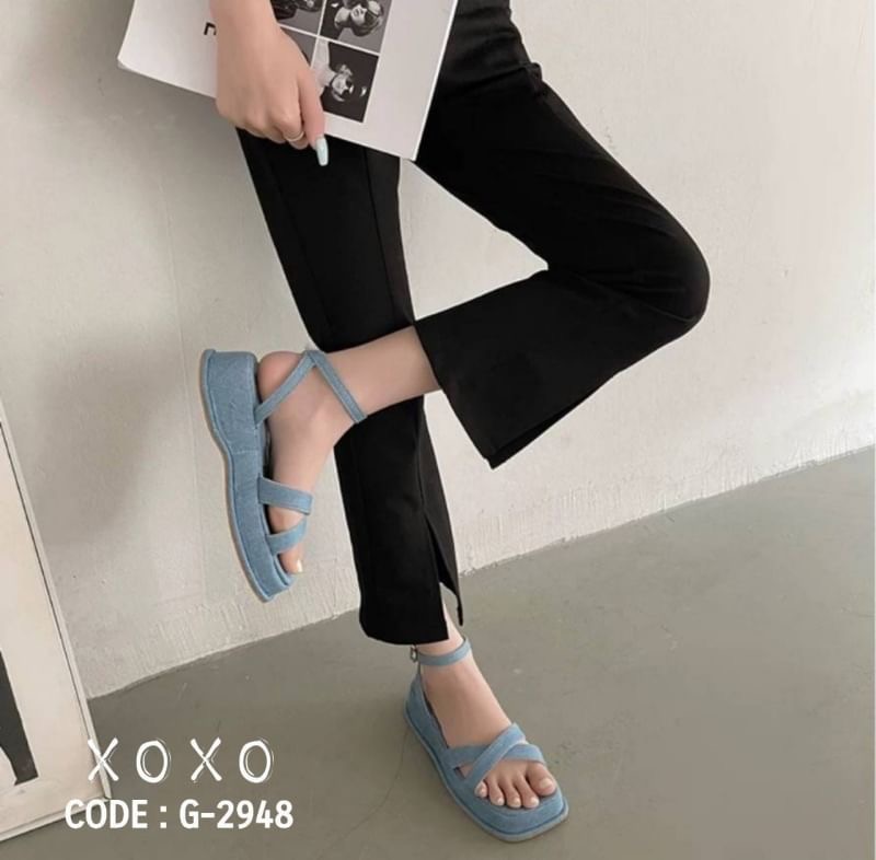 สินค้าพร้อมส่ง สไตล์งานเกาหลี คัชชูสวม ส้นเตารีด สวย เก๋ ใส่สบาย พื้นนุ่ม วัสดุ สีครีม,ดำ หนัง PU / สีฟ้า วัสดุผ้ายีนส์ / ขาวสลับดำ ผ้าชิโนริ แต่งไค้วด้านหน้า ด้านหลังตะขอเกี่ยว ส้นแบบนี้ใช้งานได้ทั้งวัน ไม่เมื่อยเลยตอนสวมใส่