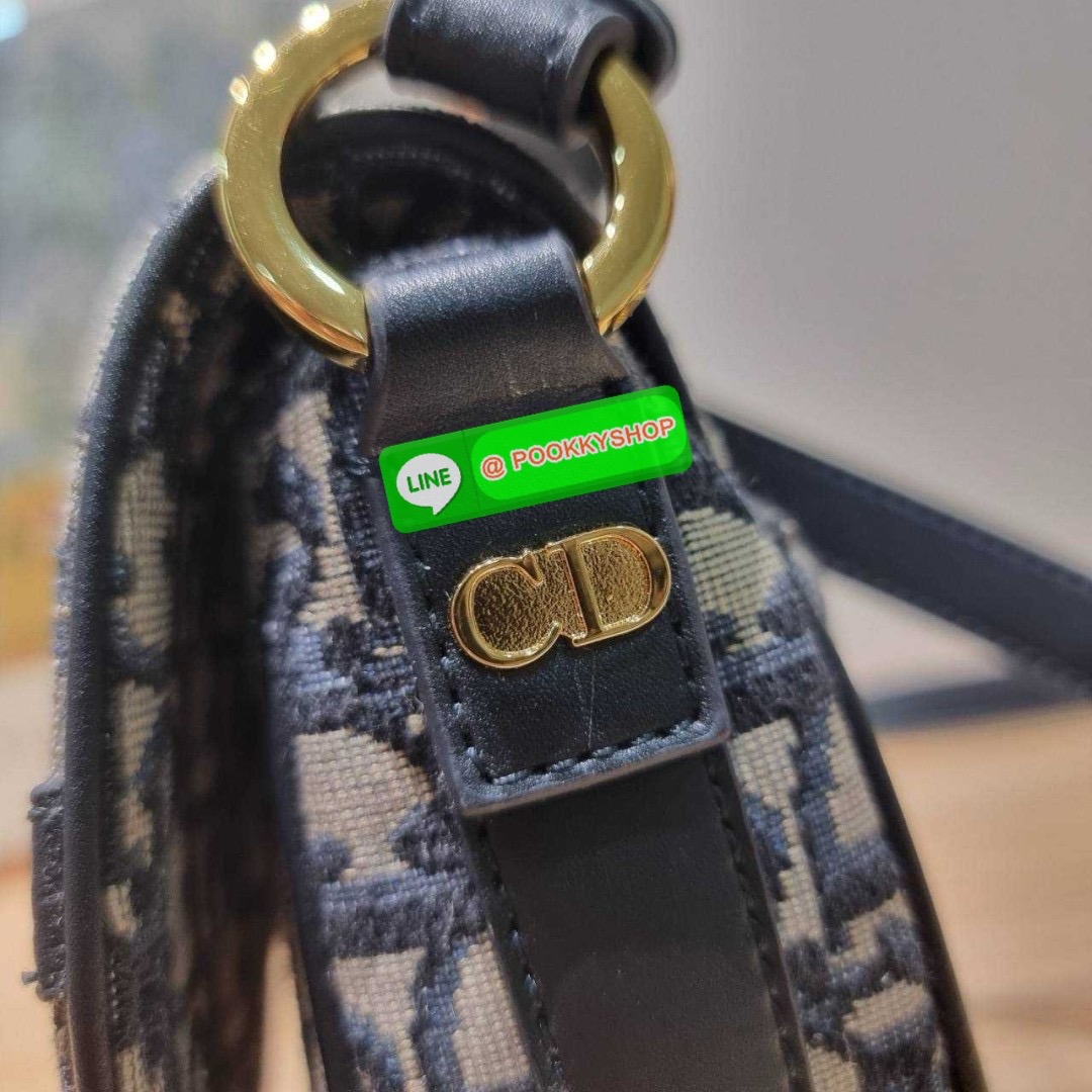 กระเป๋าสะพายทรงสวย ดีไซน์โลโก้โดดเด่นและหรูหรา ดีเทลดูดีมีกิมมิคในตัว