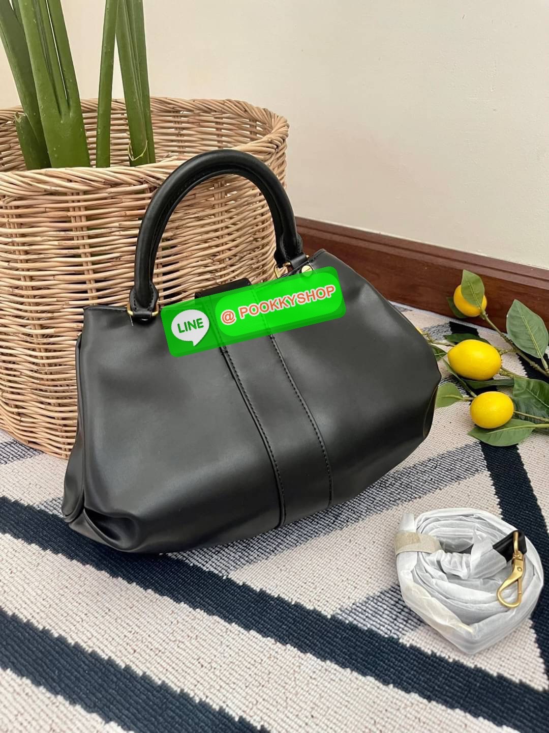 Charles & Keith Buckled Tote Bag กระเป๋าถือทรงเก๋สะดุดตาตกแต่งสายคาดพร้อมหัวเข็มขัดให้กระเป๋าดูโดดเด่นทันสมัย วัสดุหนังเรียบ หูหิ้วกระเป๋าสามารถพับได้ เปิดปิดแบบตัวเข็มขัดด้านหน้า ด้านในกว้าง พกพาของใช้จำเป็นได้อย่างครบถ้วน เช่น กระเป๋าเงินใบยาว โทรศัพท์