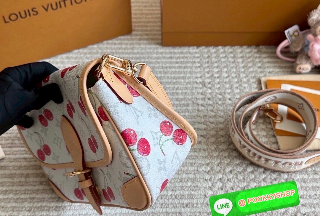 🕊️ พร้อมส่ง | LV Diane Monogram Cherry กระเป๋ามัลติฟังก์ชั่นสุดคุ้ม คอลใหม่แสนสดใสด้วยลายเชอรี่ ที่ดีไซน์ออกมาน่ารักน่าใช้มากๆ มีสายมาให้ถึง 2 แบบ สายหนังคล้องไหล่ได้ และสายสปอร์ตครอสบอดี้ได้ ปรับเปลี่ยนใช้ตามลุคแต่ละวันได้เลย เปิด-ปิดด้วยกระดุมแม