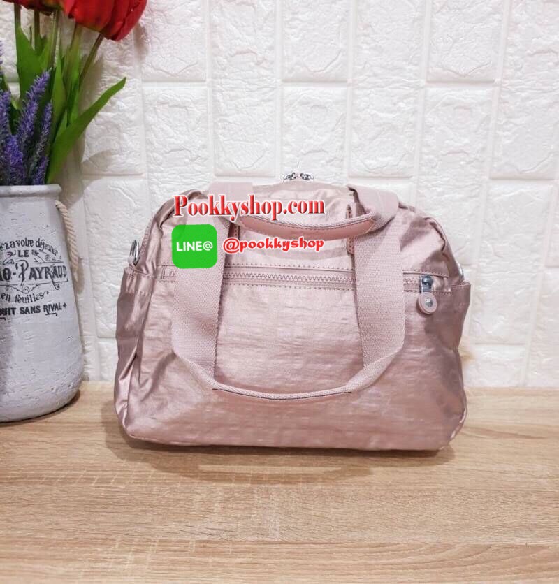 Kipling Women’s Defea Top-Handle Bag กระเป๋าถือหรือสะพายทรงตั้งสวย มีช่องใส่ของแยกเป็นสัดส่วนทั้งด้านในและนอก มีสายสะพายถอดและปรับความยาวได้ฟรีไซส์ มาพร้อมพวงกุญแจลิง น่าใช้คุ้มค่ามากๆจ้า