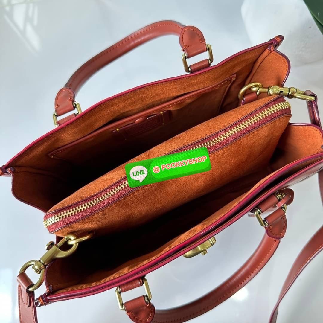 COACH BROOKE CARRYALL 28 (CE733) กระเป๋าถือหรือสะพายข้าง สุดหรู ลุคคุณนาย ให้วัสดุแคนวาสตัดหนังแท้ ภายในกว้าง แบ่งช่องเป็นสัดส่วน มีช่องซิปตรงกลาง สายสะพายถอดออกได้ จะถือหรือสะพายแมทซ์ได้หลายลุคเลยค่ะ