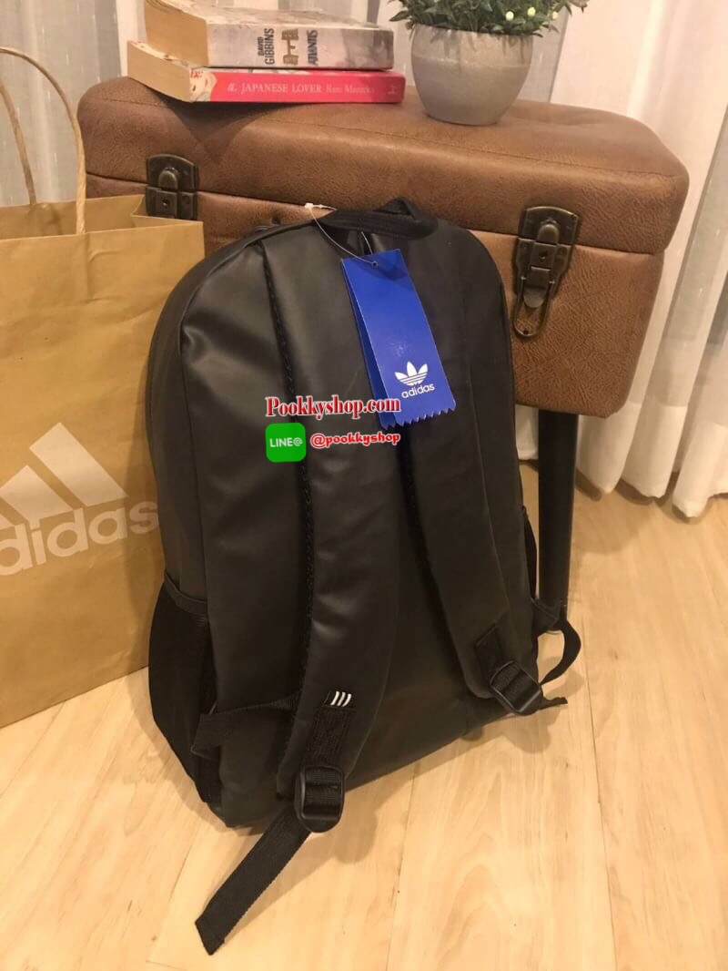 Adidas Originals 3D Backpack กระเป๋าสะพายหลัง 3D ลุคสุดล้ำของกระเป๋าสะพายหลัง ที่มาพร้อมช่องกระเป๋าซิปและลายพิมพ์สามมิติแบบอสมมาตร ดูดีมีสไตล์ด้วยการใช้วัสดุเลียนแบบหนังที่ทันสมัย ให้คุณมีพื้นที่มากขึ้นในการจัดเก็บ ด้วยช่องกระเป๋าด้านในหลายช่องสำหรับเก็บโ
