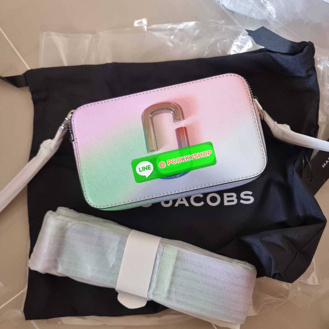 MARC JACOBS THE SNAPSHOT AIRBRUSH BAG สายหวานต้องมีแล้ว! ไอเท็มยอดฮิตที่โดดเด่นเป็นเอกลักษณ์ กับกระเป๋าสะพายข้างสุดปัง ลวดลายเพ้นท์สไตล์แอร์บรัช สวยละมุน เรียกได้ว่าไม่ซ้ำใคร!! วัสดุหนังวัว สวยอยู่ทรง เปิด-ปิดกระเป๋าด้วยซิป มีซิปหลัก 2 ช่อง แบ่งสัดส่วนไว้