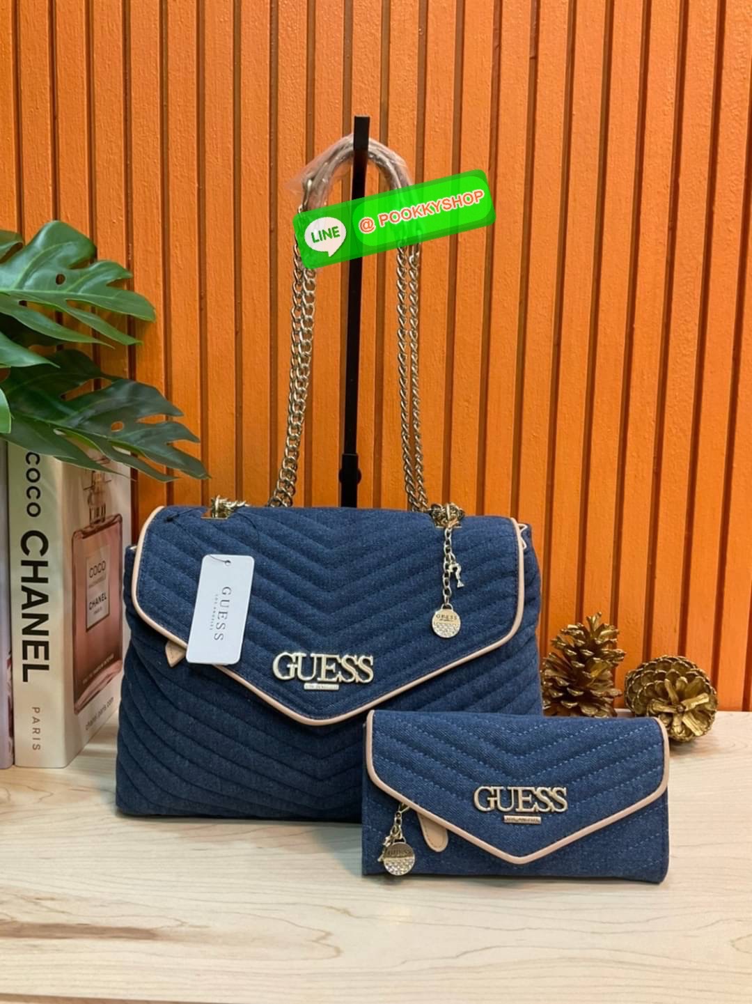 🚚 พร้อมส่ง 🚚 Guess Women’s Crossbody Bag Set สุดคุ้ม!!!! เซตสวยหรูดูแพง สวยจริงจริง ช้าหมด ราคานี้หาที่ไหนได้!! กระเป๋าสะพาย+กระเป๋าสตางค์ใบยาว มาพร้อมพวงกุญแจถอดออกได้ ด้านหน้าประดับโลโก้แบรนด์สวยโดดเด่น กระเป๋าสะพายไหล่ และสะพายข้าง cros