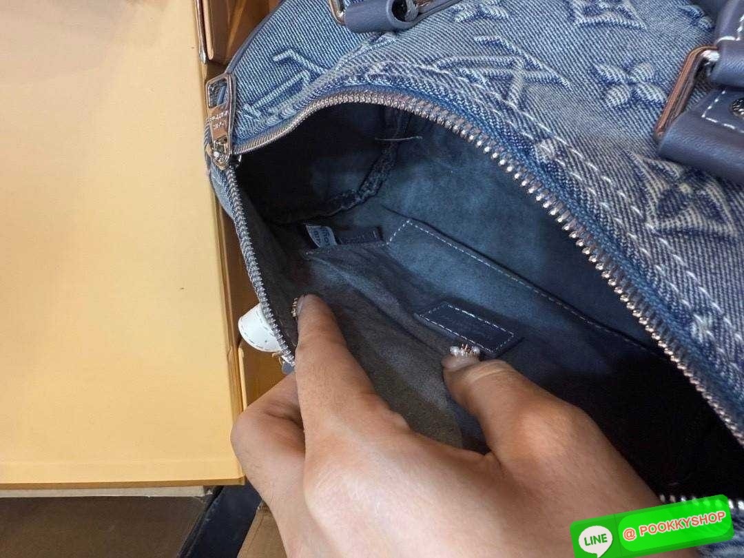 LV Bandouliere 25 Monogram Denim Bag กระเป๋าสะพายทรงหมอนเดนิมซีดสไตล์วินเทจ ปั้มนูนโลโก้ลายโมโนแกรม ใหม่ล่าสุด มาแรงม้าก! รุ่นลิมิเต็ดที่สาวๆควรได้มีสะสม ใช้งานง่ายด้วยหูจับในตัว ดีไซน์เรียบง่ายคลาสสิค หรู ดูผู้ดีแบบย้อนยุค สวย แซ่บ ได้ใช้ก่อนใคร ไม่อยากใ