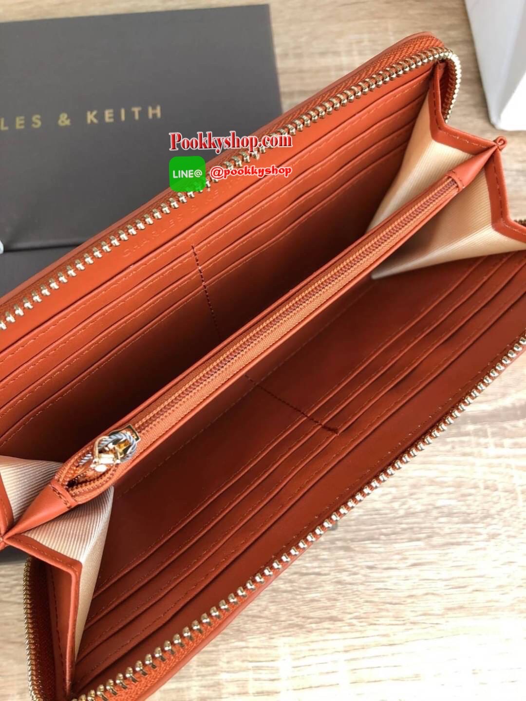 CHARLES & KEITH CROC-EFFECT LONG WALLET กระเป๋าเงินใบยาวซิปรอบ หนังปั๊มลายจรเข้ทั้งใบ ด้านในกระเป๋าแบ่งเป็น 3 ช่องใหญ่ มีช่องซิปใส่เหรียญตรงกลาง จุการ์ด 12 ช่อง สามารถใส่ธนบัตรได้ตามยาวอีก 2 ช่อง ใส่ iPhone plus ได้นะคะ❤️ รุ่นนี้มีแต่สีน่ารักๆเลยค่