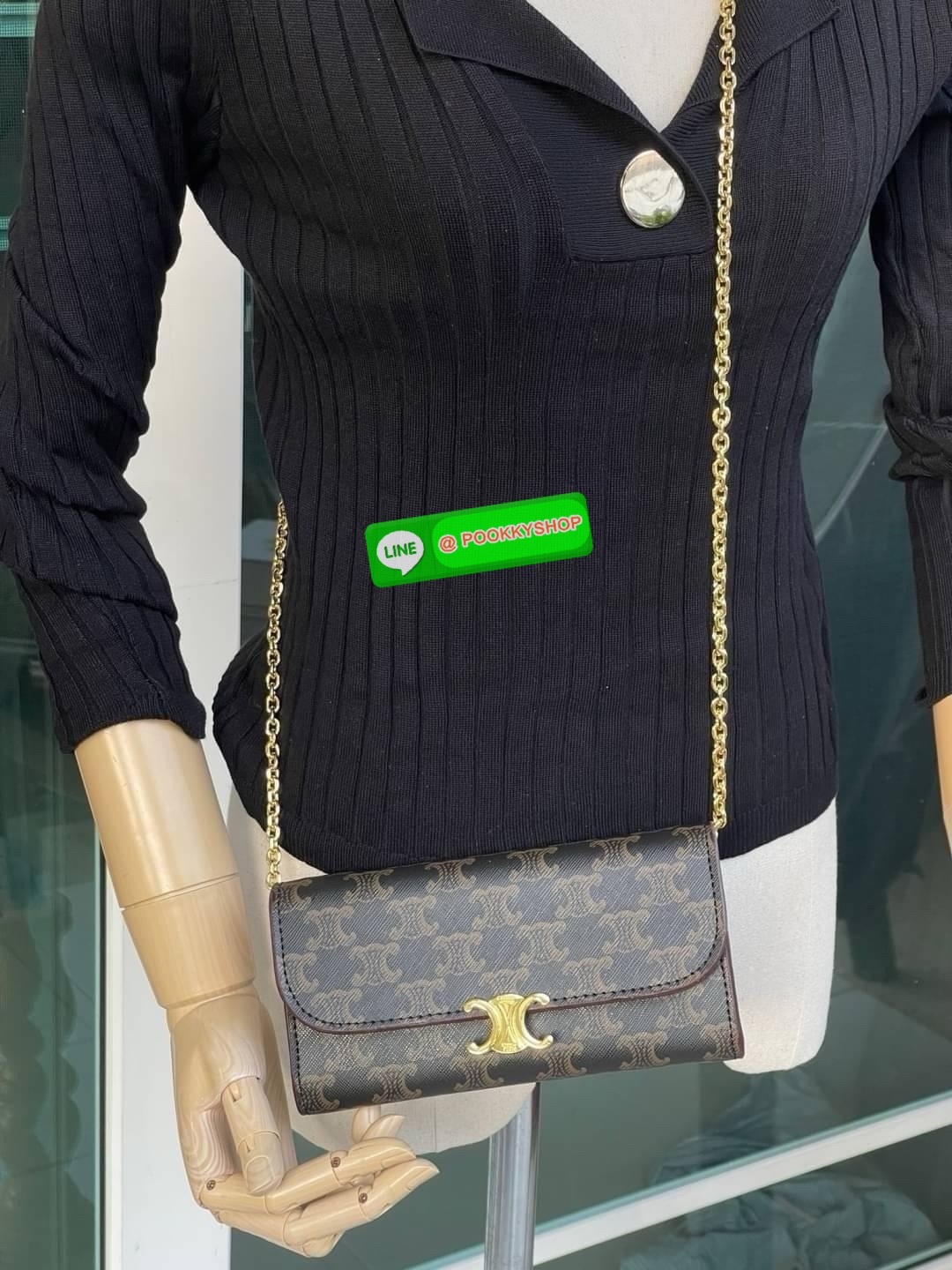 CELINE INSPIRED 2IN1 LONG WALLET ใครมีของที่ต้องจัดเก็บในปริมาณมาก จะต้องถูกใจกระเป๋าสตางค์ผู้หญิงใบนี้แน่นอน เนื่องจากมีช่องแยกย่อยสำหรับใส่ธนบัตร เหรียญ และบัตร รวมแล้วกว่า 10 ช่อง ให้คุณจัดเก็บของต่าง ๆ ได้เป็นสัดส่วน นอกจากนี้ ยังมีช่องใส่ของเบ็ดเตล็ด