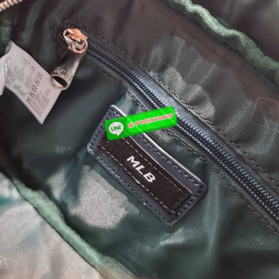 MLB JACQUARD MONOGRAM CROSSBODY BAG ฉุดไม่อยู่ ดาเมจแรงมาก!! กับกระเป๋าครอสบอดี้ ที่สายเกาต้องมี!! ดีไซน์ลวดลายโมโนแกรมเอกลักษณ์ ลงบนผ้า jacquard ได้อย่างลงตัวและสวยงาม เปิด-ปิดด้วยซิป ภายในโล่งกว้าง จุของสบายๆ มาพร้อมใบลูก และสายสะพายข้าง ให้ความคล่องตัว